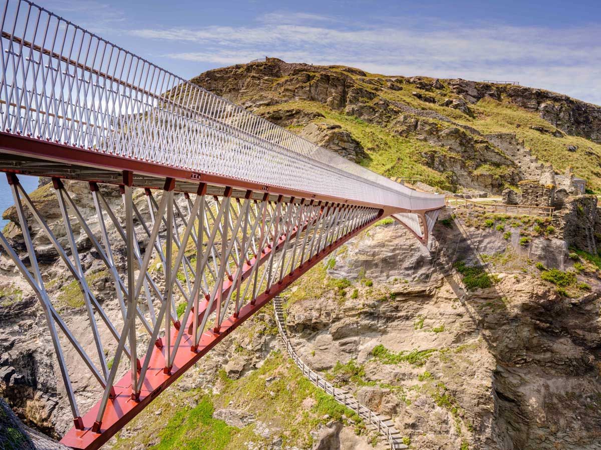 Voetgangersbrug Tintagel Castle (UK) is open